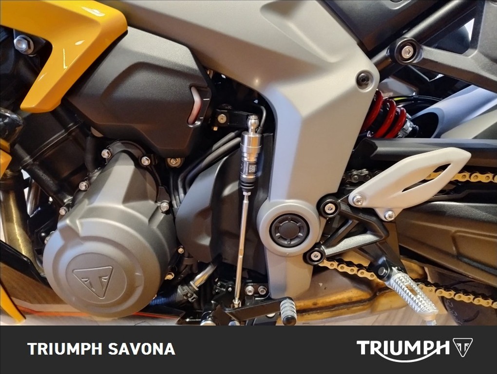 TRIUMPH Daytona 660 Cosmic Yellow / Sapphire Black Abs
